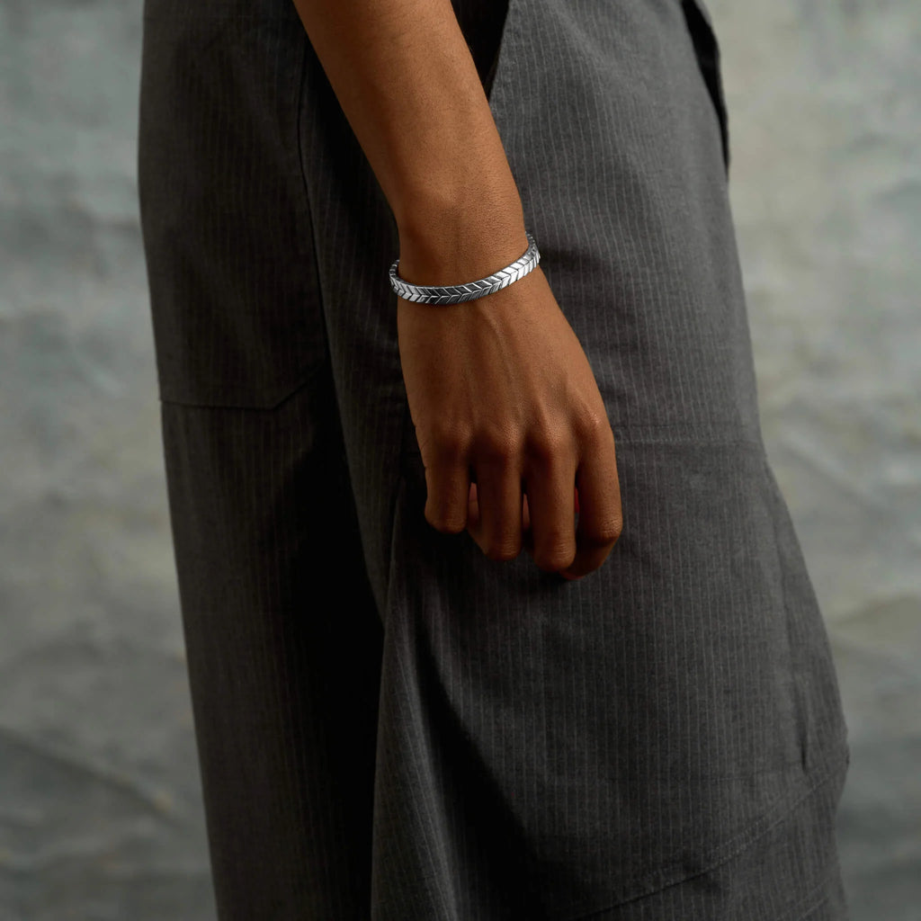 Defined Herringbone Bracelet in White Gold - 7mm