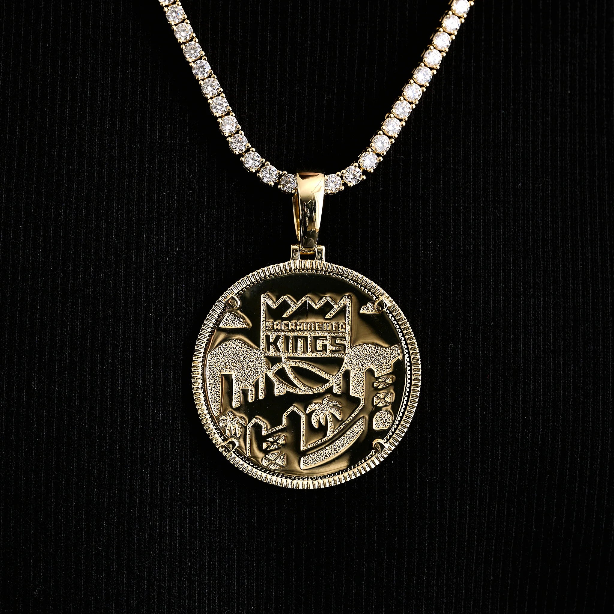 Sacramento Kings Official NBA Coin Pendant in Yellow Gold